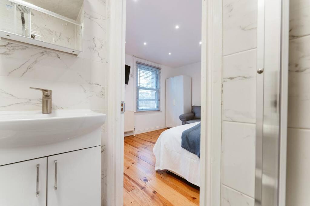 Your Lovely Studio Flat- West3 ลอนดอน ภายนอก รูปภาพ