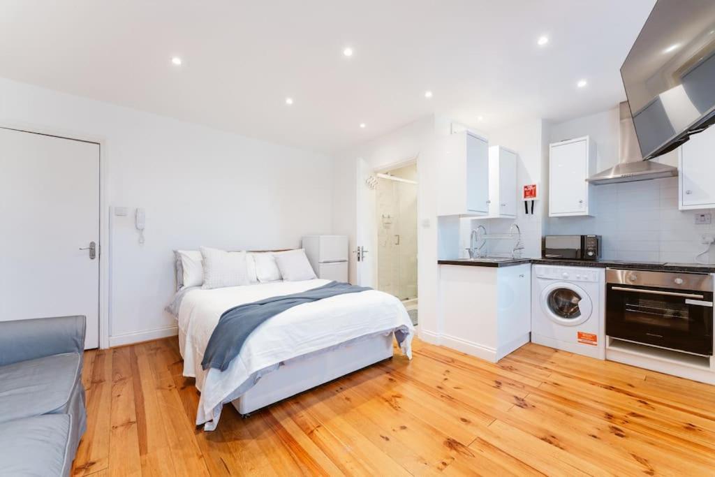 Your Lovely Studio Flat- West3 ลอนดอน ภายนอก รูปภาพ